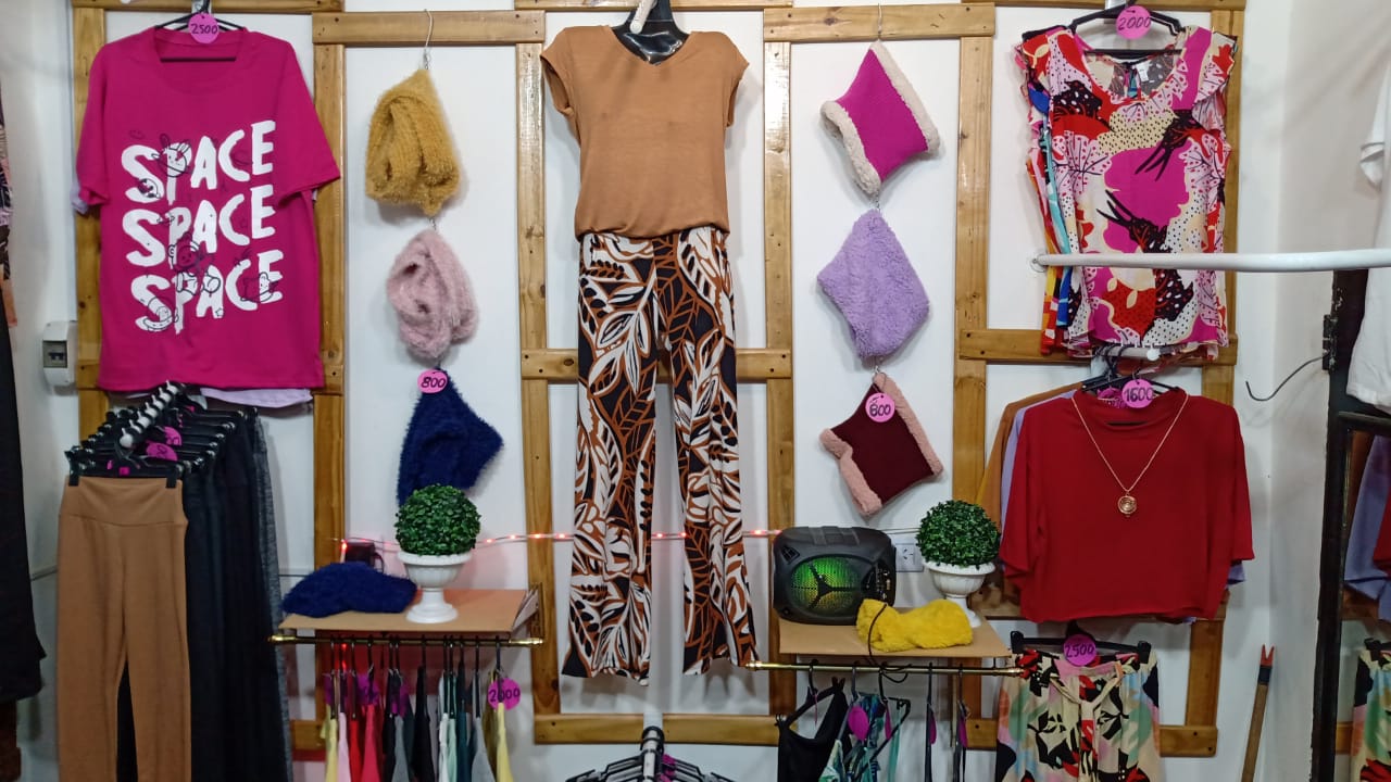 Interior de la boutique La Mandolina en Palermo con ropa colorida
